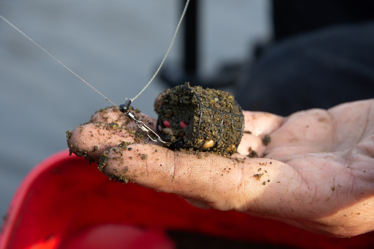 What is the importance of clay and soil in feeder fishing?